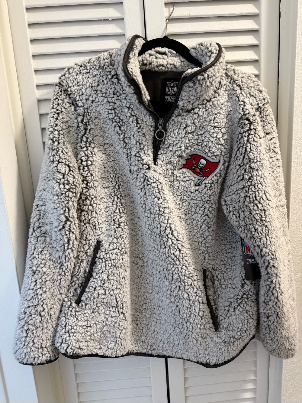 NWT NFL Tampa Bay Buccaneers Light Gray Sherpa Quarter-Zip Pullover Sweatshirt